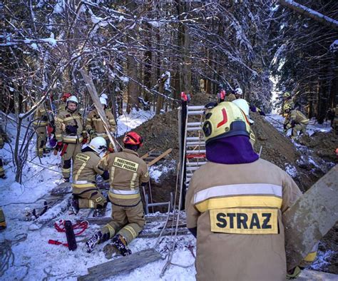 Strażak używający łomu Hooligan do wyważania drzwi podczas akcji ratunkowej