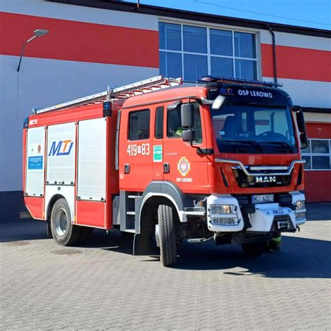 Zdjęcie lotniskowego samochodu strażackiego Super Dragon podczas akcji