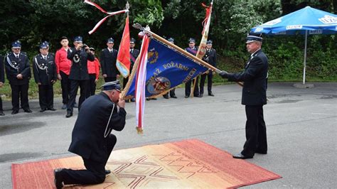 Uroczystość nadania sztandaru dla OSP, strażacy w mundurach galowych, poczty sztandarowe