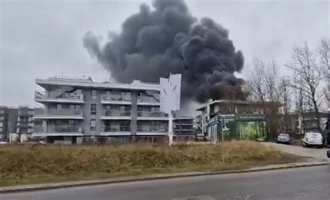 Zdjęcie kłębów czarnego dymu unoszącego się nad budynkiem mieszkalnym w Pniewach