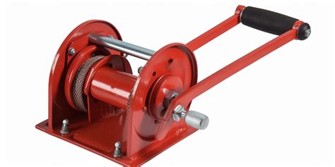 Schemat przedstawiający montaż wyciągarki na samochodzie strażackim.