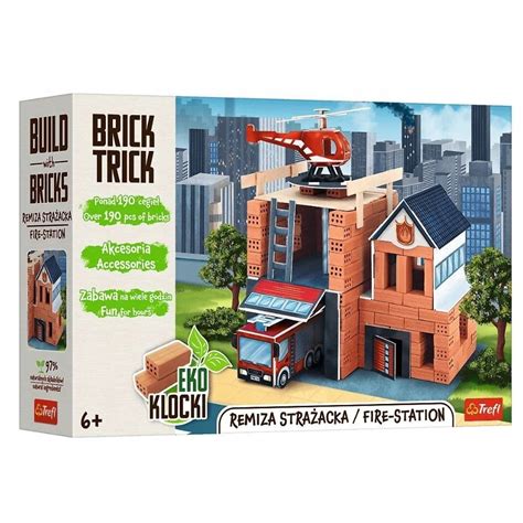 Zdjęcie elementów zestawu Brick Trick Remiza Strażacka (cegły, drewno, klej, instrukcja)