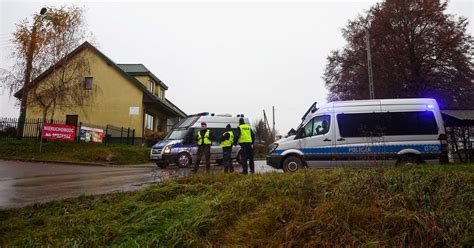 Policyjni technicy zbierający dowody z miejsca podpalenia samochodu