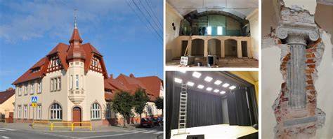 Zdjęcie historycznego budynku Domu Kultury w Strzelnie po pożarze, z uszkodzonym dachem