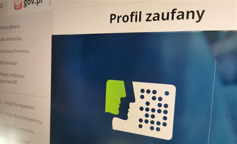 Tematyczne zdjęcie profilu zaufanego na tle symboli internetowych