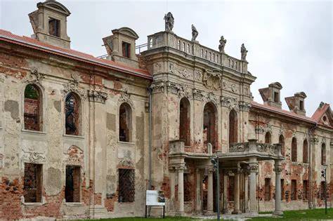 Zdjęcie historycznego pałacu w Stanowicach, prezentujące jego architekturę