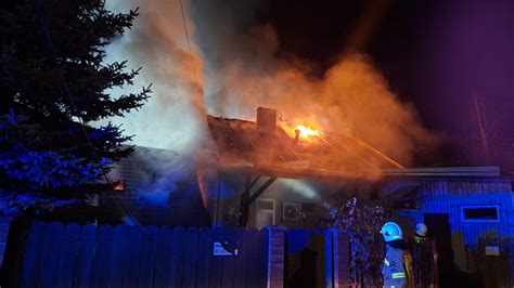 Wizualizacja pożaru i dymu w domu mieszkalnym nocą