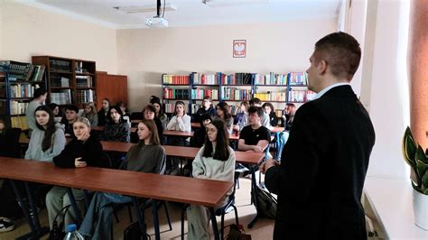 zdjęcie prezesa OSP podczas spotkania z młodzieżą