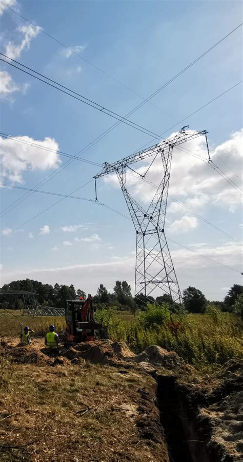 Siatka wysokiego napięcia na tle krajobrazu, schemat stref ochronnych wokół linii energetycznych