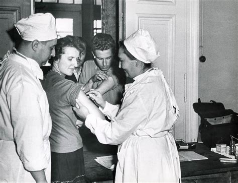 Historyczne zdjęcie z masowych szczepień przeciwko ospie prawdziwej podczas epidemii we Wrocławiu w 1963 roku