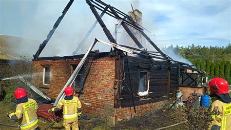 Zdjęcie przedstawiające płonący budynek mieszkalny