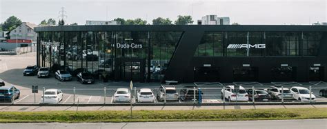 Tematyczne zdjęcie salonu samochodowego Frank Cars lub jego serwisu