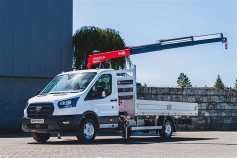Zdjecie lekkiego wozu strażackiego np. Ford Transit z zabudową