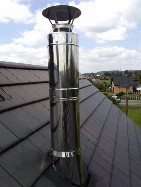 Ilustracja przedstawiająca prawidłowy montaż nasady kominowej typu „strażak” na dachu.