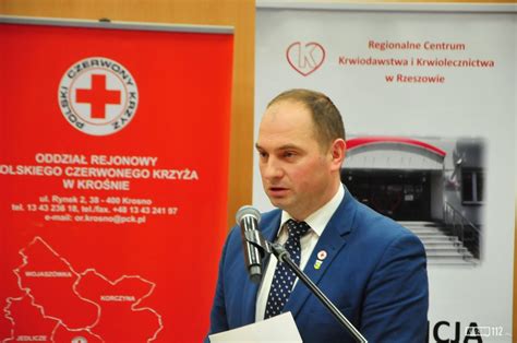 Infografika przedstawiająca strukturę Polskiego Czerwonego Krzyża oraz zasady honorowego krwiodawstwa.
