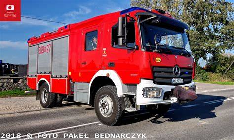 Zdjęcie przedstawiające średni samochód ratowniczo-gaśniczy GBARt na podwoziu Mercedes-Benz Atego w akcji