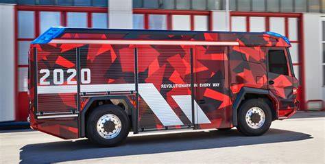 Elektryczny wóz strażacki Rosenbauer RT podczas akcji