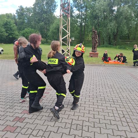 Ilustracja pokazująca prawidłowe poruszanie się w zadymionym pomieszczeniu