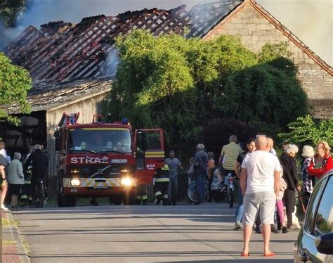 Zdjęcie zniszczonej stodoły po pożarze w Lisowie