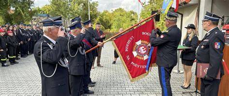 zdjęcie parady strażackiej lub wozu wjeżdżającego do remizy