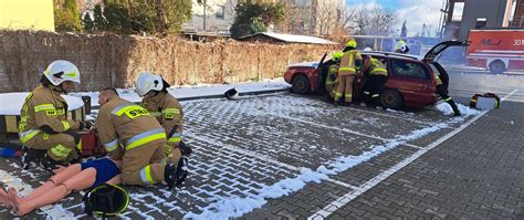 Ilustracja przedstawiająca młodych strażaków podczas ćwiczeń z pierwszej pomocy