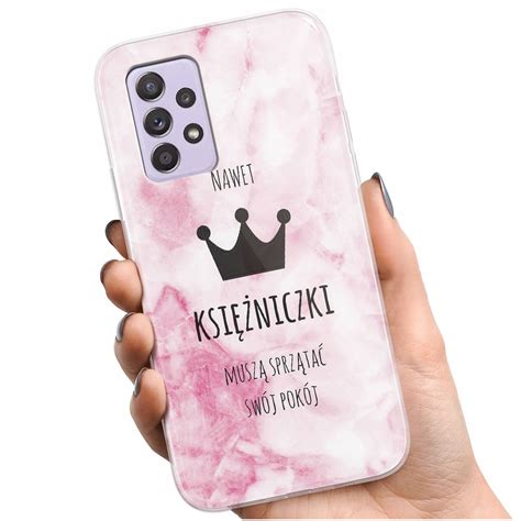 Zdjęcie przedstawiające różnorodne etui na telefon z kolorowymi nadrukami, w tym motyw strażaka