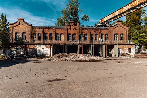 Zdjęcie archiwalne przedstawiające zniszczoną halę widowiskową Stoczni Gdańskiej po pożarze
