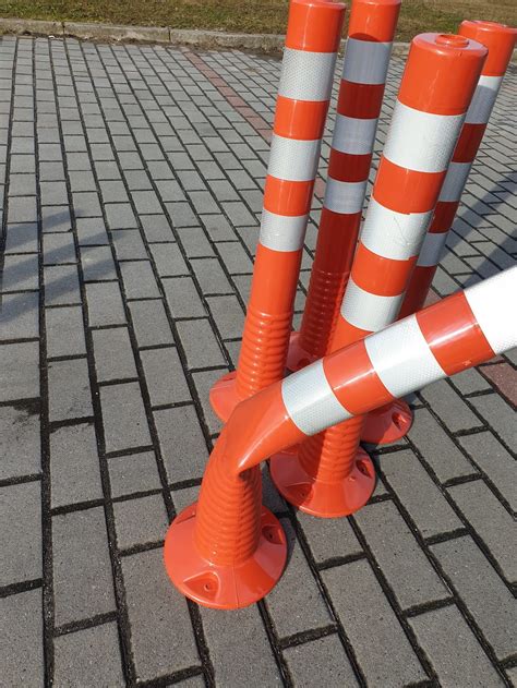Słupek strażacki blokujący wjazd na drogę pożarową