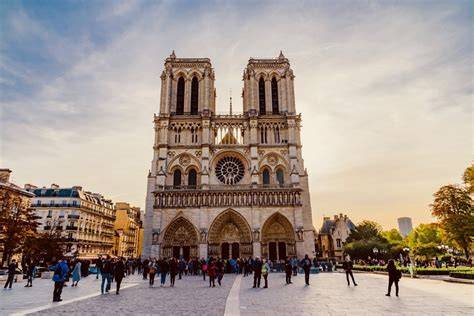 Tematyczne zdjęcie katedry Notre Dame przed pożarem, ukazujące jej majestat