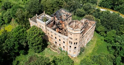 Zdjęcie pałacu w Korczewie po pożarze z widocznymi zniszczeniami dachu i elewacji