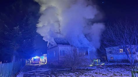 Zdjęcie pożaru samochodu i elewacji budynku mieszkalnego w Sułkowicach