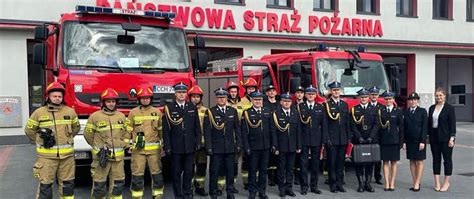 Zdjęcie grupowe strażaków podczas ślubowania lub wręczenia awansów w Komendzie PSP Gołdap