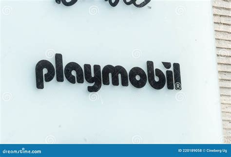 Logo marki Playmobil i zdjęcie przedstawiające różnorodność zestawów z różnych serii.