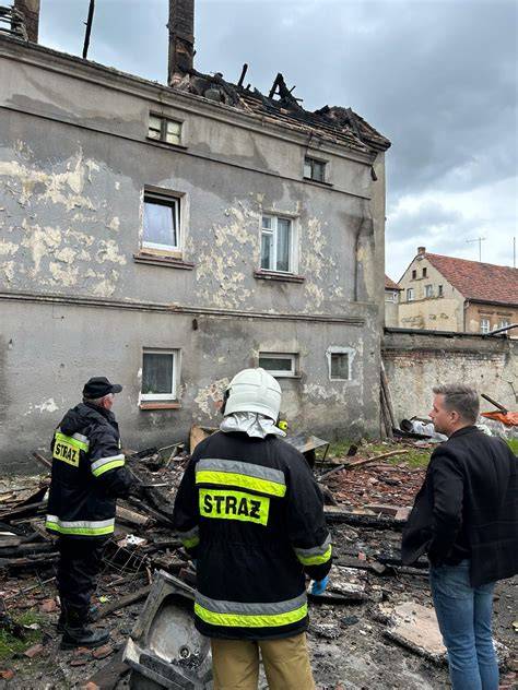 Zdjęcie przedstawiające budynek biblioteki po pożarze lub prace zabezpieczające obiekt