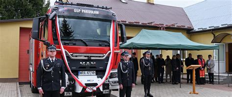 zdjęcie z uroczystości przekazania nowego samochodu ratowniczo-gaśniczego