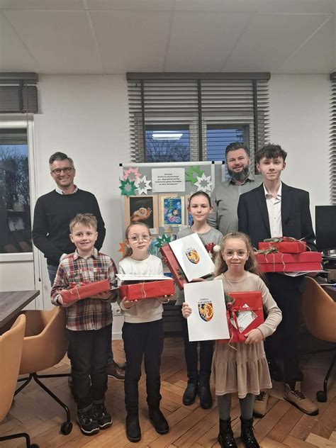 Zdjęcie przedstawiające wręczenie dyplomów i podziękowań młodym artystom w Urzędzie Gminy