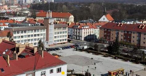 Zdjęcie zniczy zapalonych na Rynku Staromiejskim w Koszalinie w hołdzie ofiarom pożaru