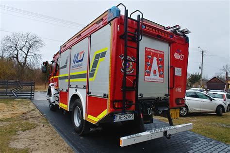 Schematyczne przedstawienie specjalistycznego wozu strażackiego lotniskowego z zaznaczeniem kluczowych elementów wyposażenia.