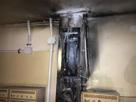 strażacy gaszący mały pożar instalacji elektrycznej w samochodzie