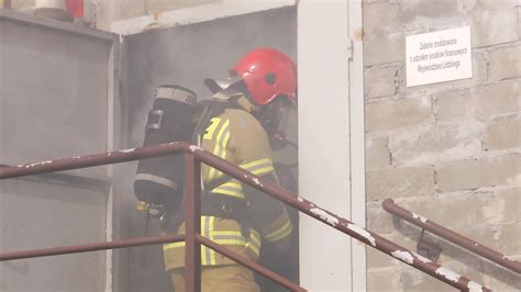 Zdjęcie strażaka w hełmie bojowym (czerwonym) z wyraźnym otokiem