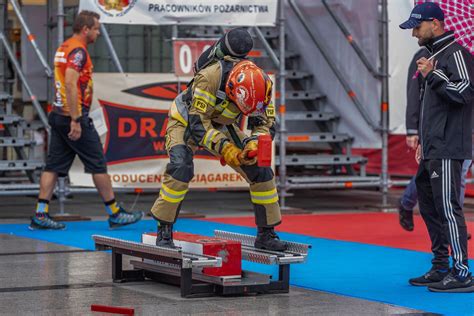 Strażacy podczas pokazów umiejętności