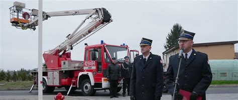 Fotografia nowoczesnego podnośnika hydraulicznego straży pożarnej