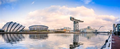 Zdjęcie Riverside Museum w Glasgow, zakrzywiony budynek wzdłuż rzeki