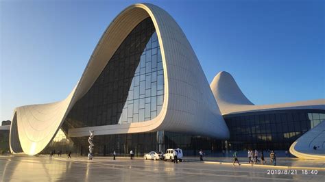 Zdjęcie Centrum Hejdara Alijewa w Baku, biała, płynna fasada