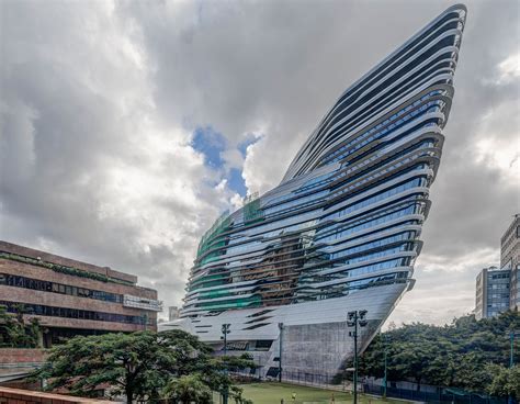 Zdjęcie Jockey Club Innovation Tower w Hongkongu, dynamiczna, zakrzywiona wieża