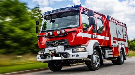 Specjalistyczny wóz strażacki leśny Rosenbauer MT Forest na trudnym terenie