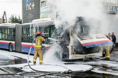 Zdjęcie autobusu miejskiego objętego pożarem na wiadukcie w Białymstoku