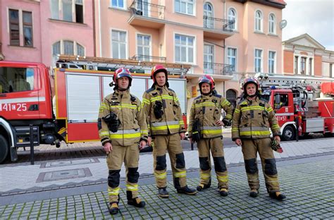 zdjęcie strażaków pracujących w trudnych warunkach mrozowych przy gaszeniu pożaru