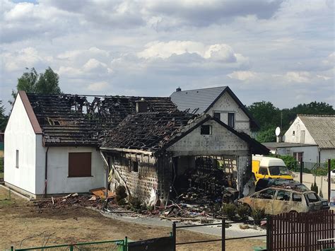 Zniszczony budynek rodzinnego domu dziecka po pożarze w Badowie