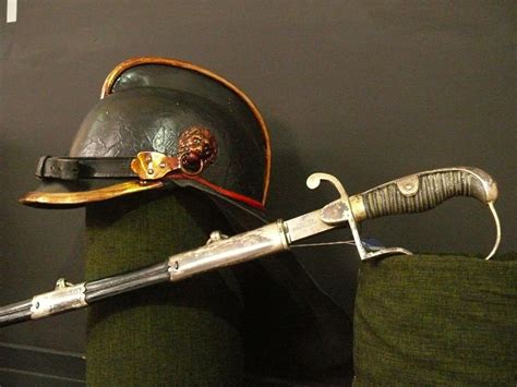 zdjęcie eksponatów firmy J.G. Lieb z Centralnego Muzeum Pożarnictwa (np. szabla, hełm skórzany)